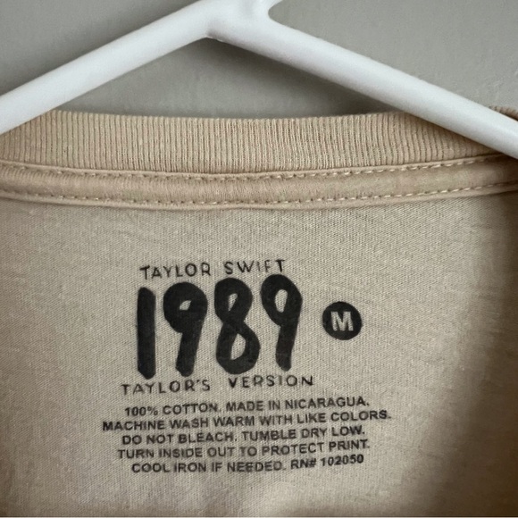 Taylor Swift 1989 Eras Long Sleeve T-Shirt Taylors Version Collectible Medium - Picture 4 of 7